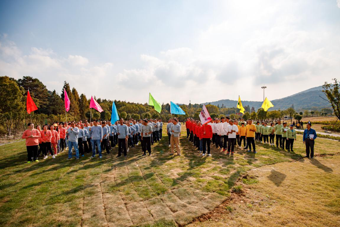 來(lái)自各個(gè)子公司的9個(gè)隊(duì)伍以及裁判員進(jìn)場(chǎng).png